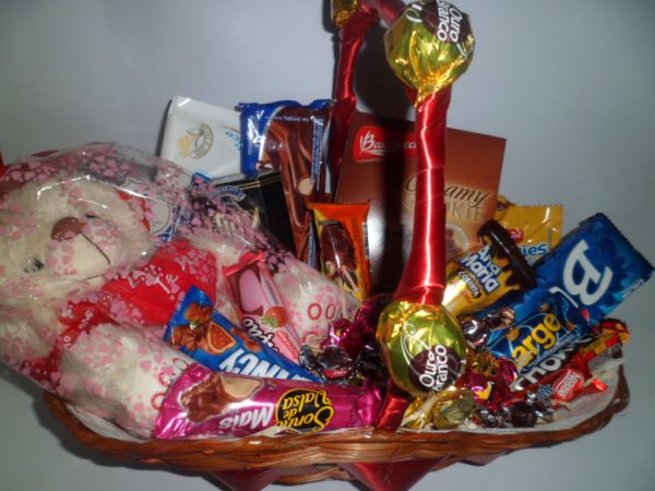 Cesta de Chocolate luxo c/ pelucia